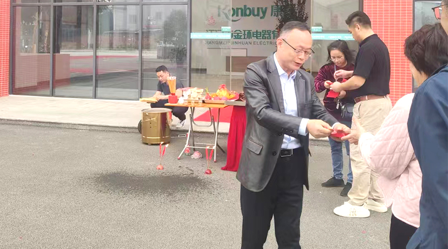 開工好兆頭！金環(huán)電器為全體員工發(fā)放紅包福利！