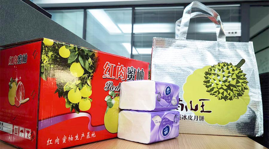 迎中秋 送關(guān)懷！金環(huán)電器給員工們派發(fā)中秋禮包