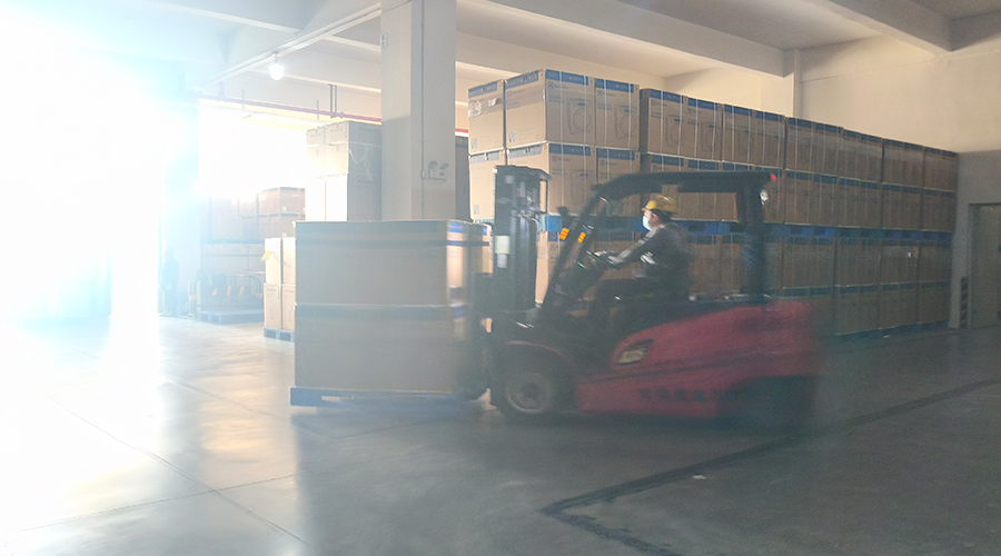 倉庫繁忙，每日多條柜滾筒干衣機發(fā)往全球