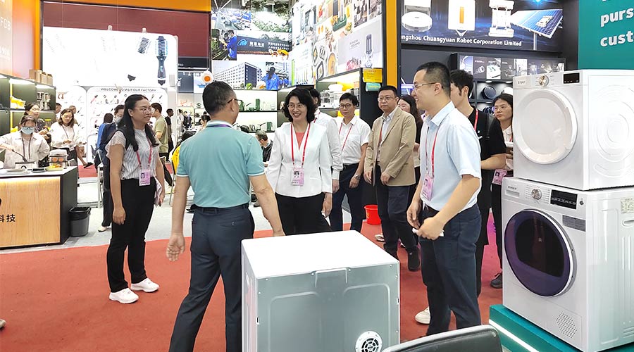廣交會迎來大咖！江門市市長親臨金環(huán)電器展位參觀交流