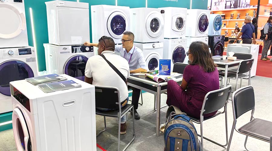 廣交會參展第一天！金環(huán)電器吸引國內(nèi)外客戶參觀交流