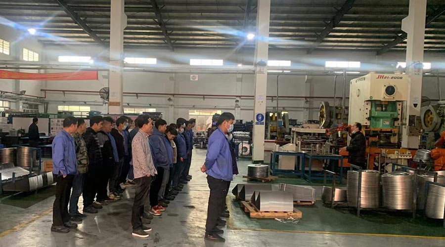 意氣奮發(fā)！金環(huán)電器沖壓車間組織人員開展例行早會(huì)